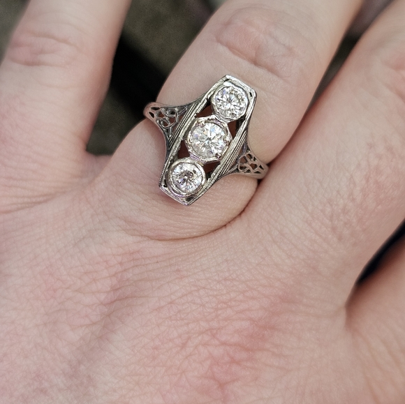 18k antique diamond ring size 7 3/4. Stamped 18k. Amazing and hard to find. Midd - Picture 10 of 13